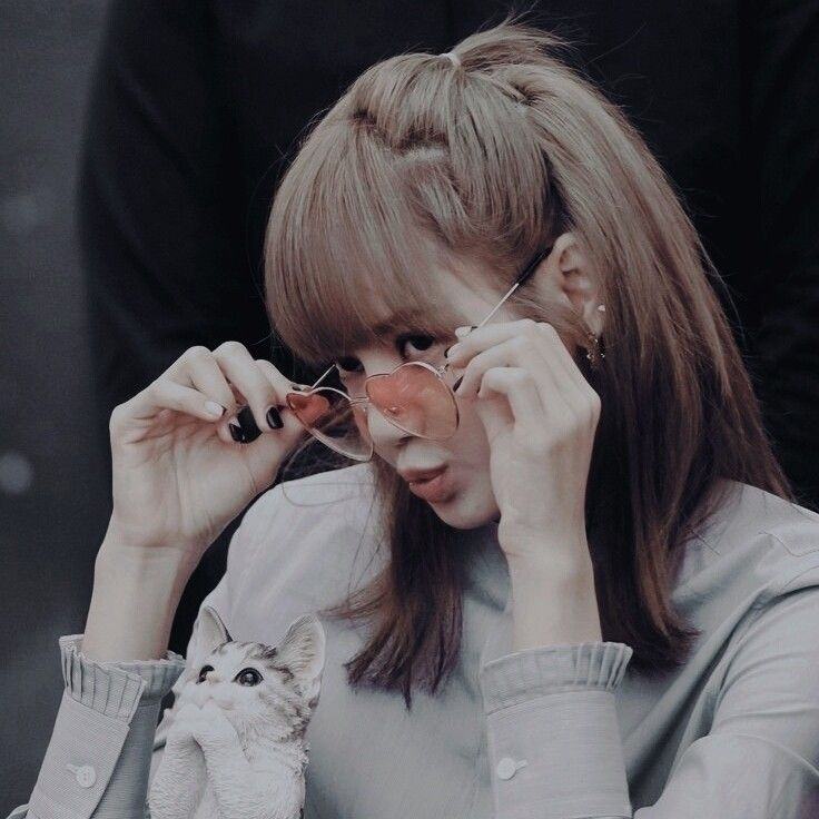 Hình Lisa Blackpink ngầu đeo kính