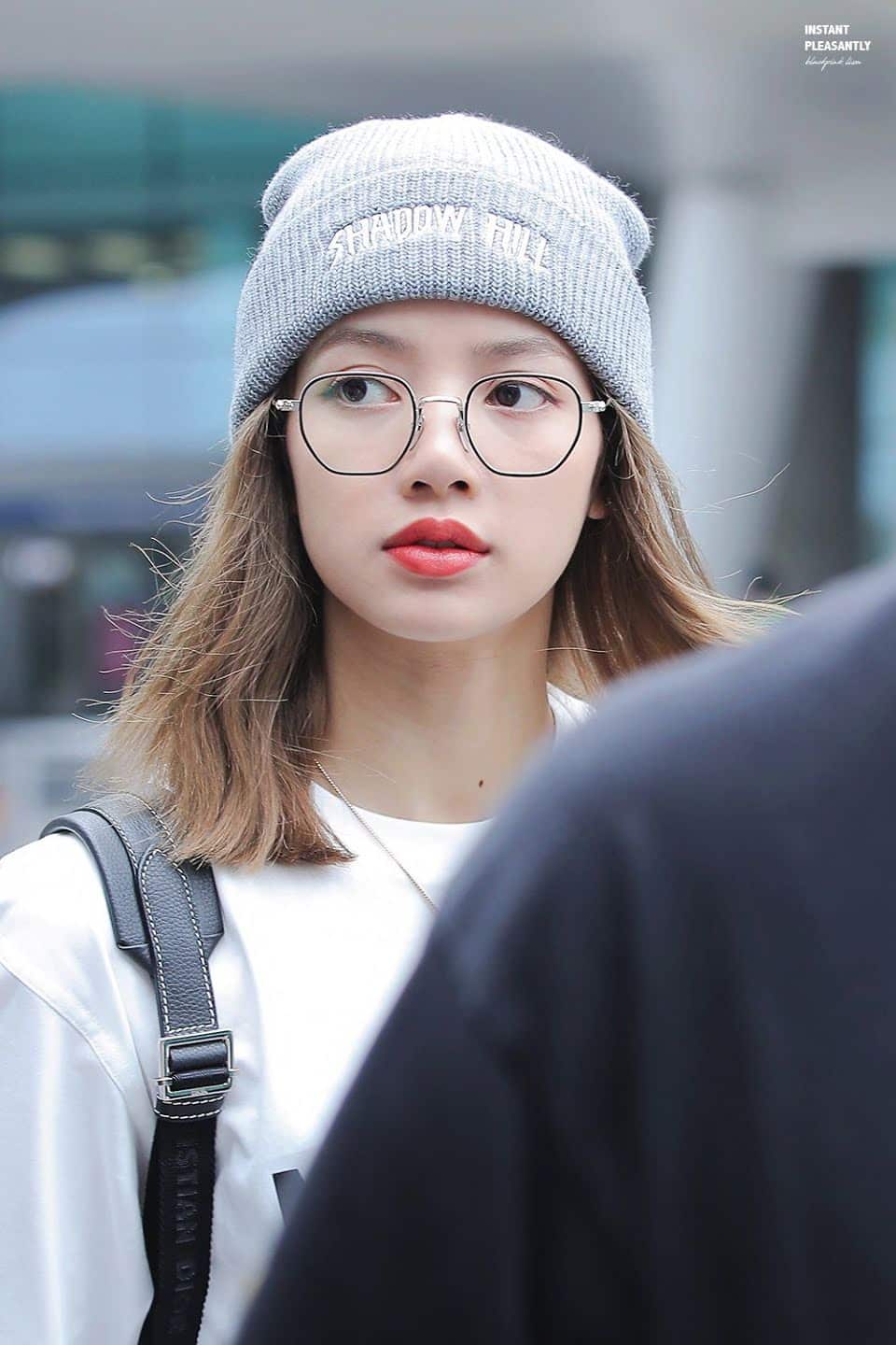 Hình Lisa Đeo Kính cool ngầu