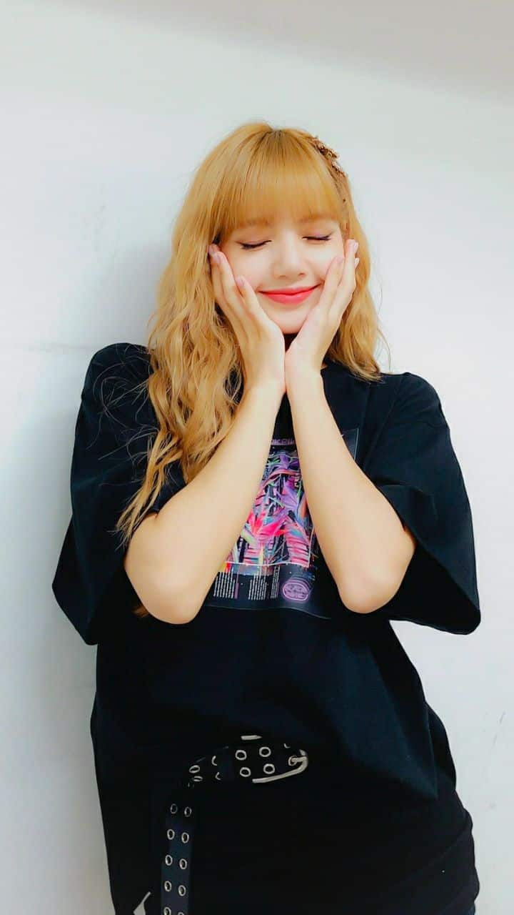 Hình Nền Black Pink Lisa xinh xắn