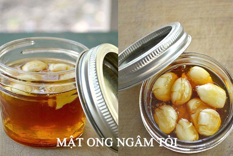 Ngâm mật ong tỏi cho gà ăn.