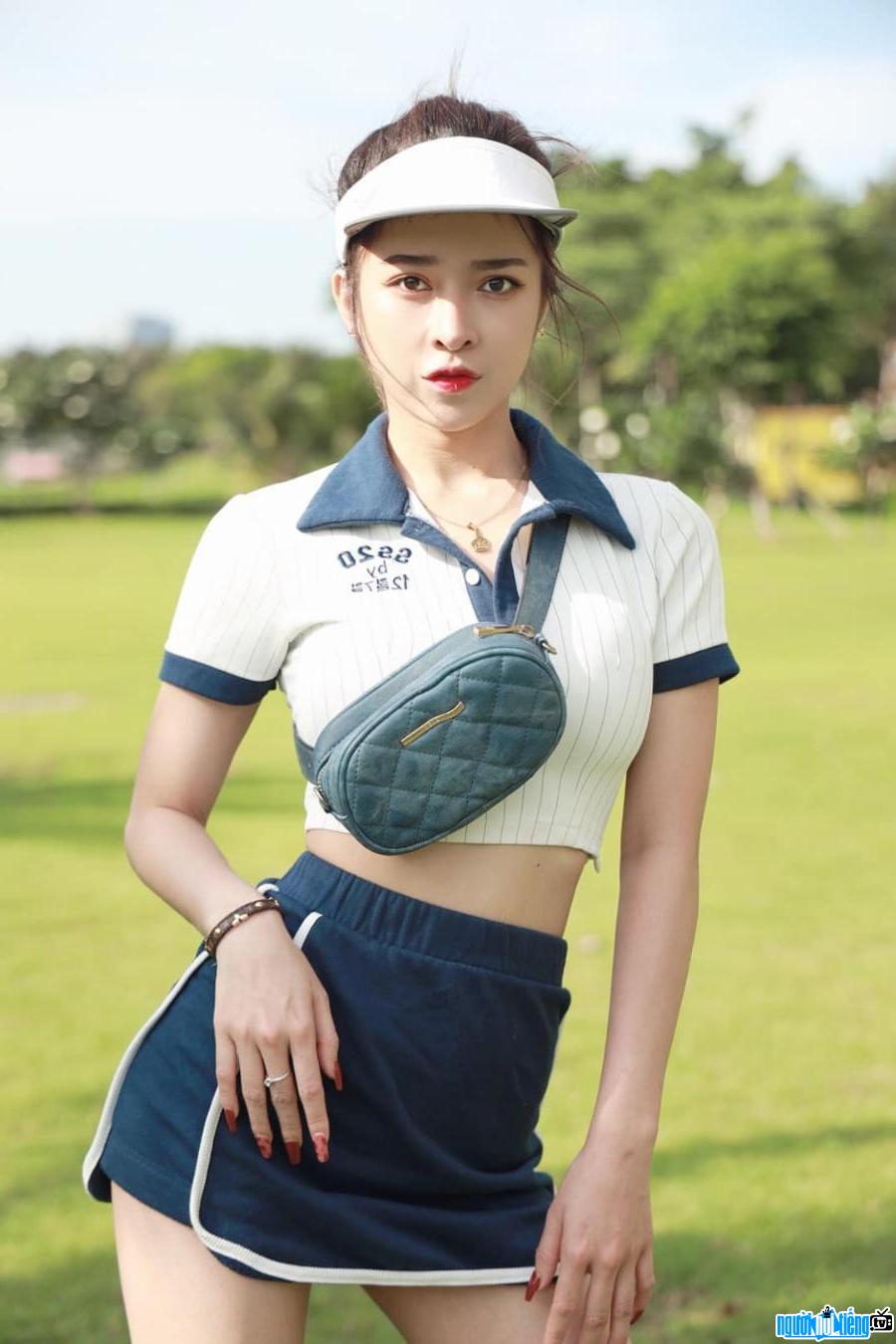 Hình ảnh ca sĩ Woni trên sân Golf