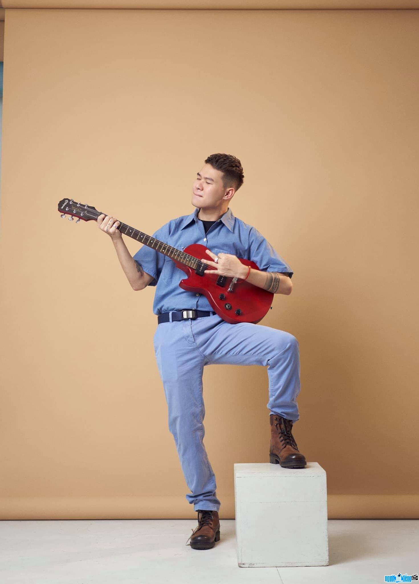 Tui Tên Bô phong cách với cây đàn guitar