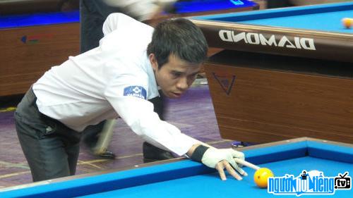 Cơ thủ Trần Quyết Chiến thi đấu nội dung carom 3 băng.