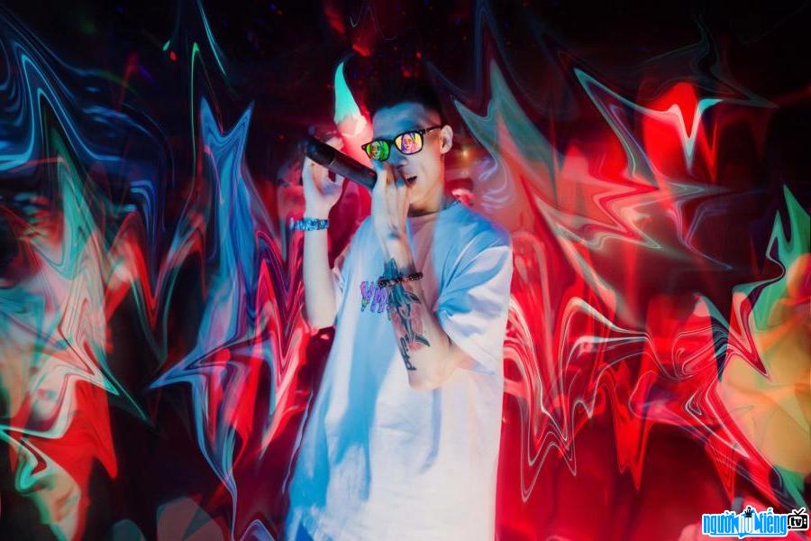 Hình ảnh rapper MCK đang biểu diễn trên sân khấu