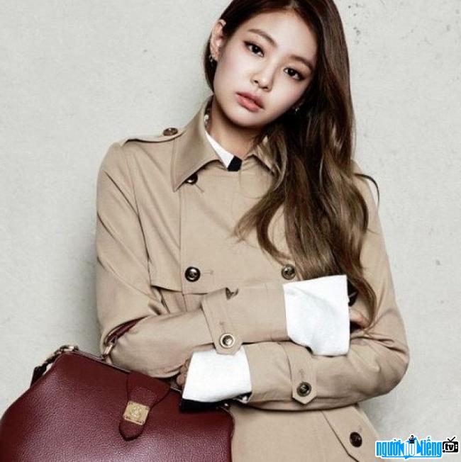 Ca sĩ Jennie Kim khí chất cuốn hút