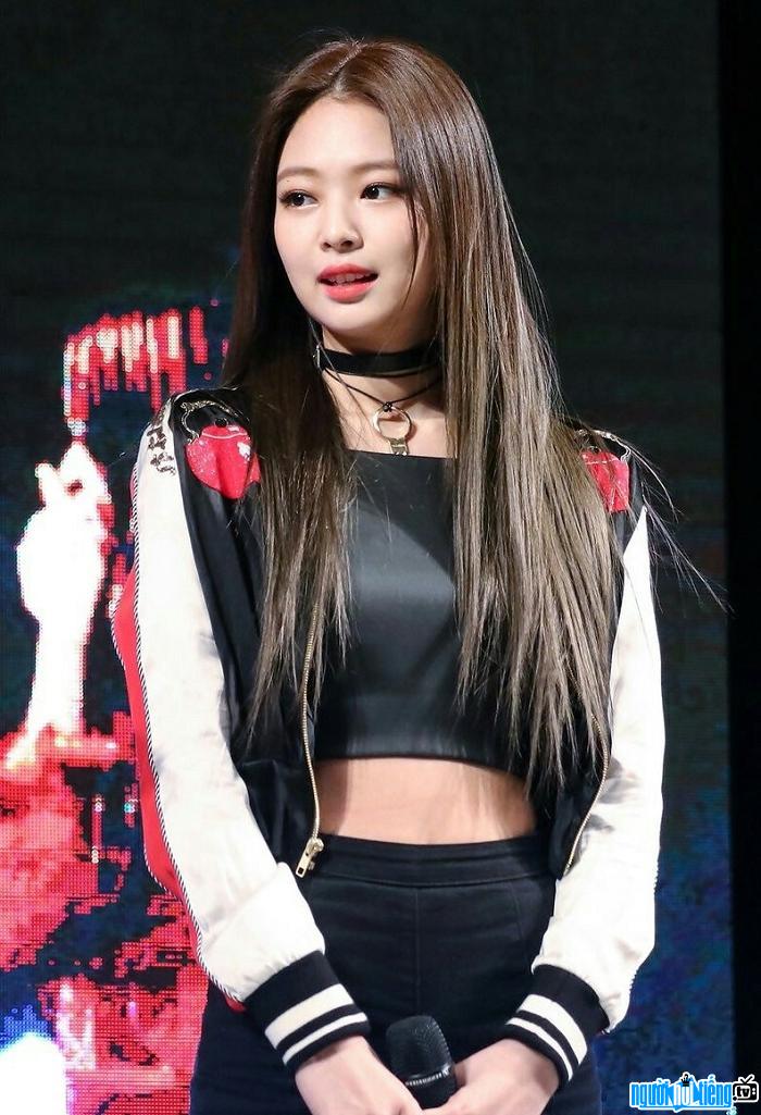 Nữ ca sĩ xinh đẹp và tài năng Jennie Kim