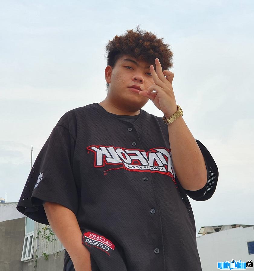 Hình ảnh chân dung của rapper Xám