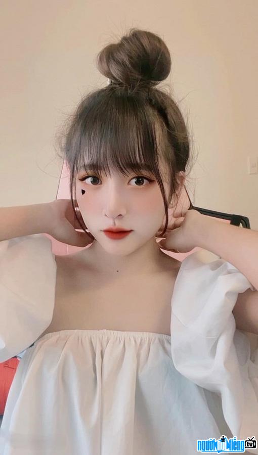 Cận cảnh gương mặt xinh đẹp của streamer Chuppi